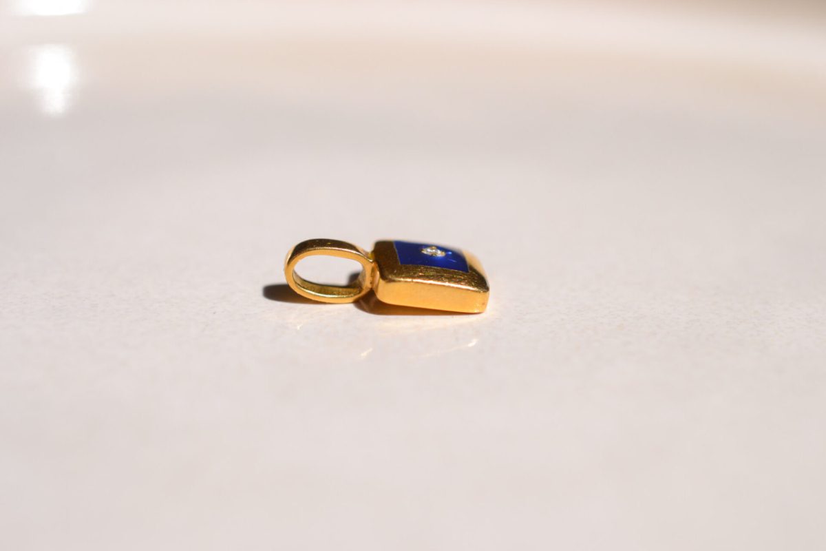 Pendentif ancien en Or jaune 18 carats serti d'un Diamant sur de l'émail bleu