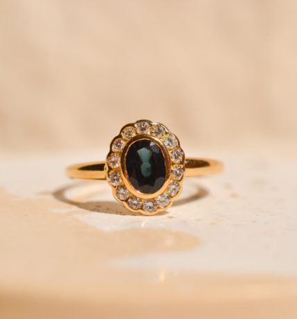 Bague Marguerite en Or jaune 18 carats centrée d'un Saphir entouré de Diamants