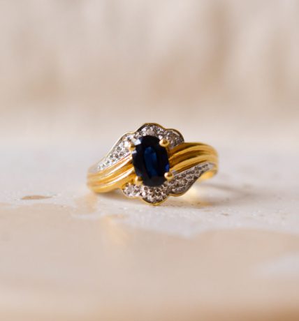 Bague ancienne en Or jaune 18 carats sertie d'un Saphir et de Diamants