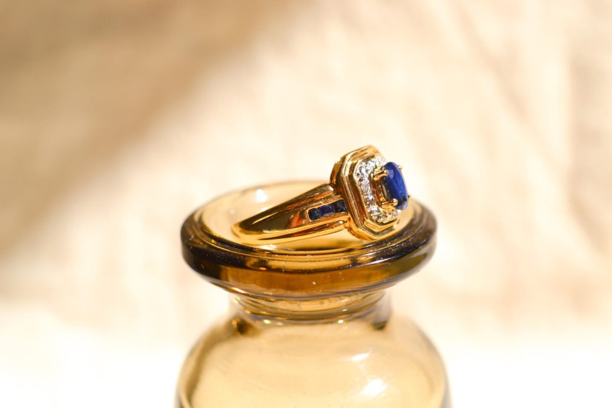 Bague ancienne en Or jaune 18 carats sertie de Saphirs et de Diamants