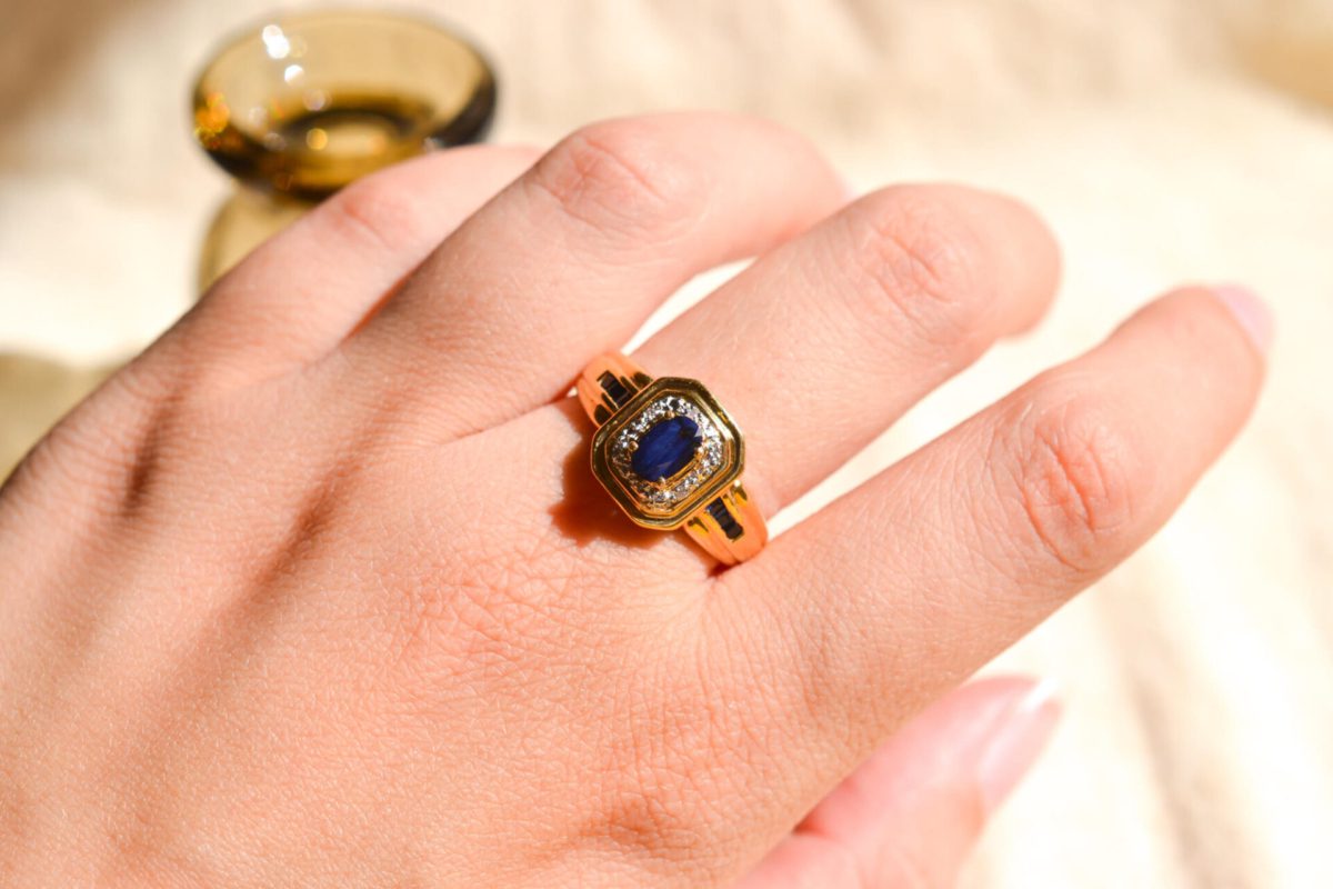 Bague de fiançailles ancienne en Or jaune 18 carats sertie de Saphirs et de Diamants