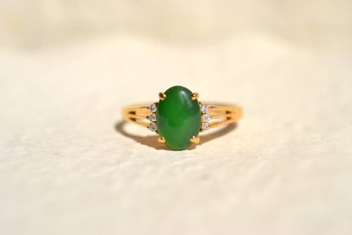 Bague en or jaune 18k avec Emeraude et diamants .Taille 57