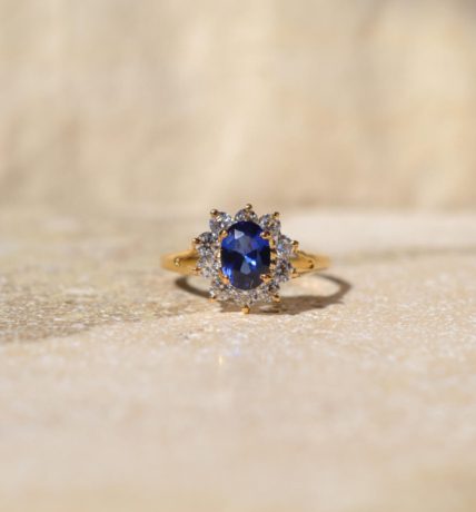 Bague Marguerite en Or jaune 18 carats centrée d'un Saphir entouré d'Oxydes