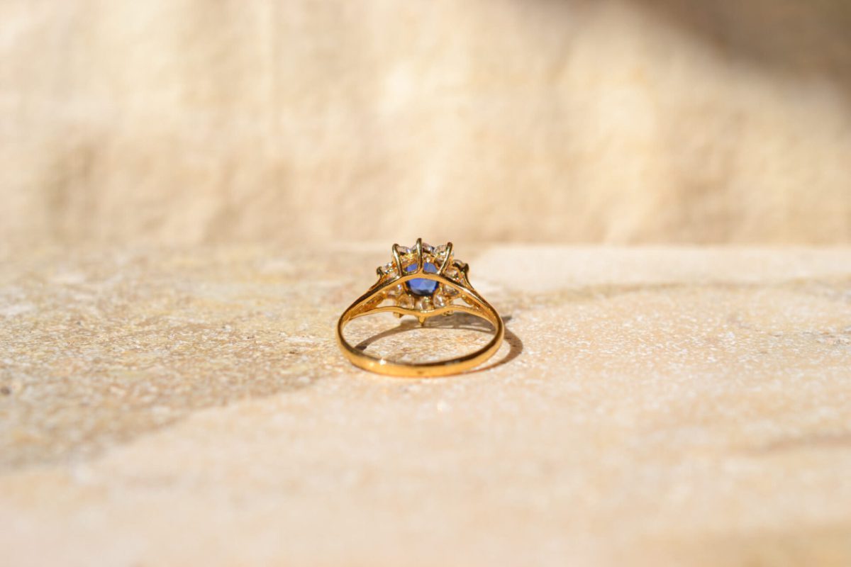 Bague Vintage en Or jaune 18 carats centrée d'un Saphir entouré d'Oxydes