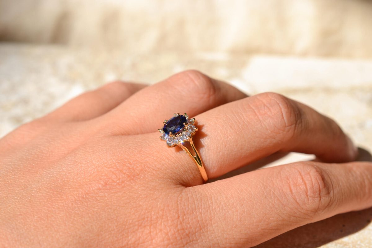 Bague de fiançailles Vintage en Or jaune 18 carats centrée d'un Saphir entouré d'Oxydes
