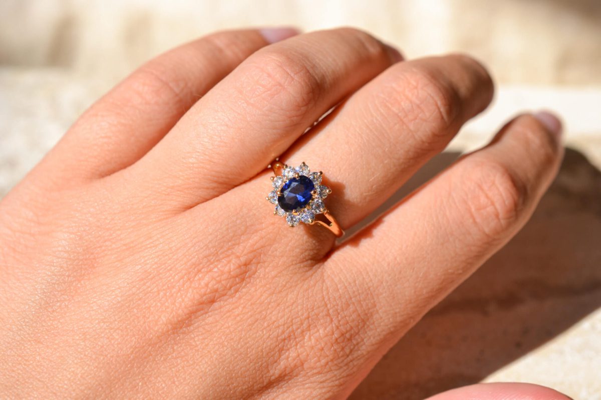 Bague de fiançailles ancienne en Or jaune 18 carats centrée d'un Saphir entouré d'Oxydes