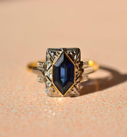 Bague Art Déco Saphir de synthèse losangique