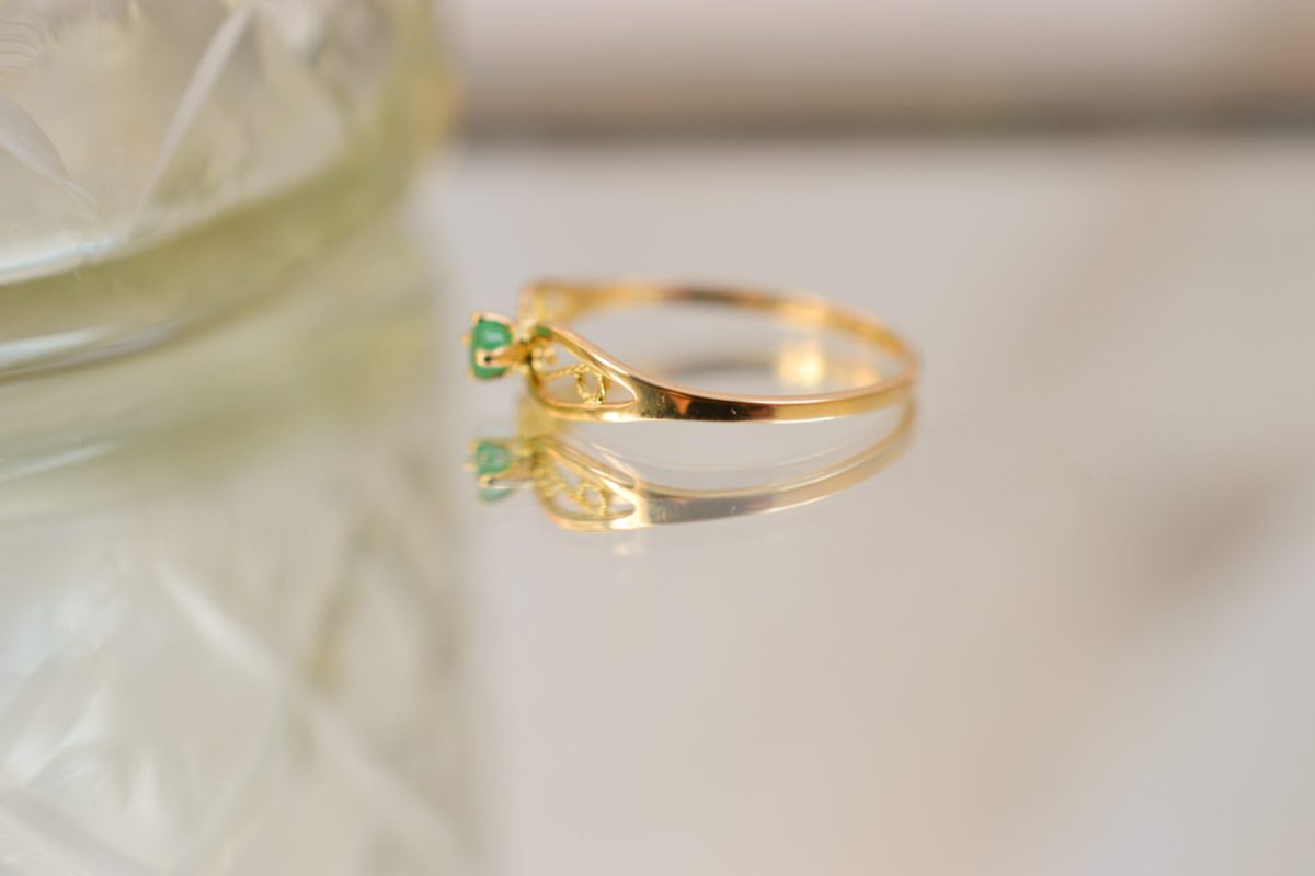 Bague minimaliste Emeraude décor filigranes