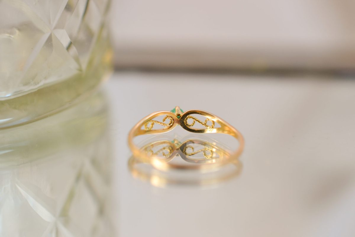 Bague minimaliste Emeraude décor filigranes