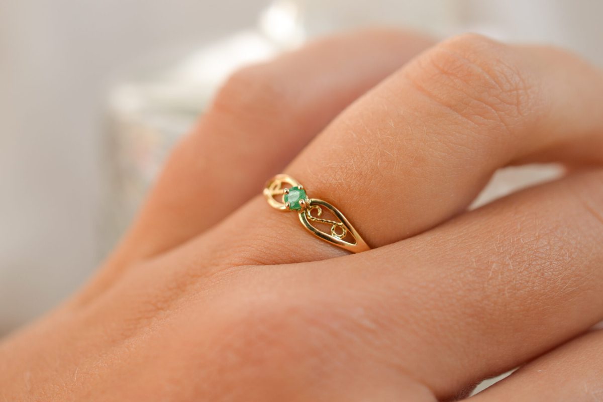 Bague minimaliste Emeraude décor filigranes
