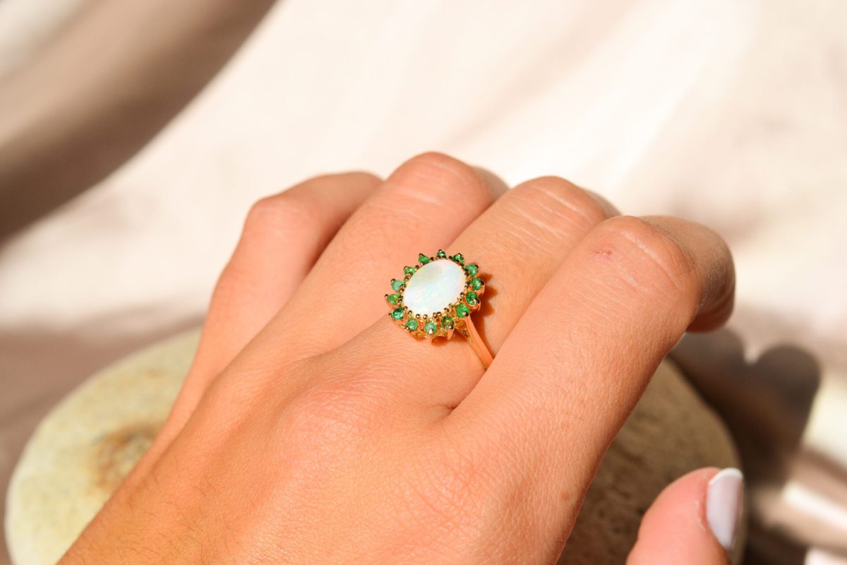 Bague ovale Opale et Emeraudes
