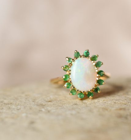 Bague ovale Opale et Emeraudes