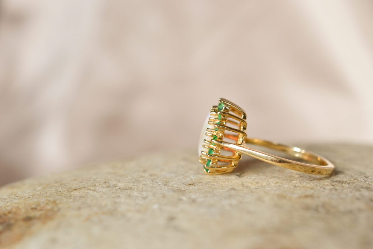 Bague ovale Opale et Emeraudes