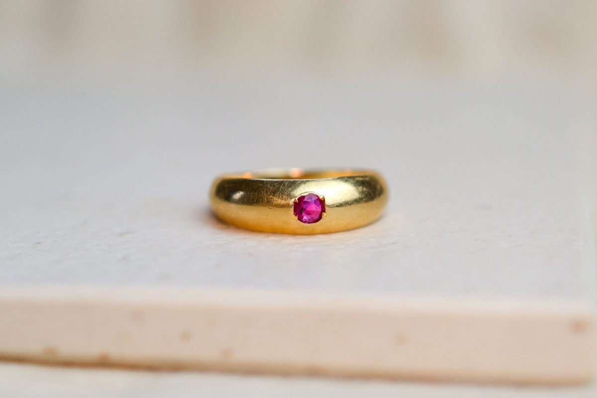 Bague Jonc en Or jaune 18 carats sertie d un rubis rond - bague ancienne