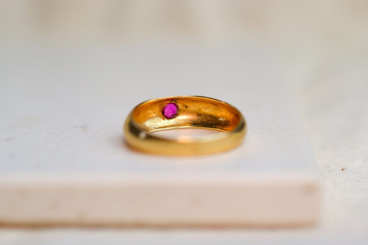 Bague Jonc en Or jaune 18 carats sertie d un rubis rond - bague de seconde main
