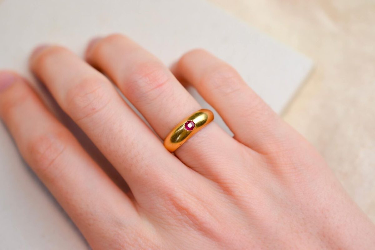 Bague Jonc en Or jaune 18 carats sertie d un rubis rond - bague eco responsable