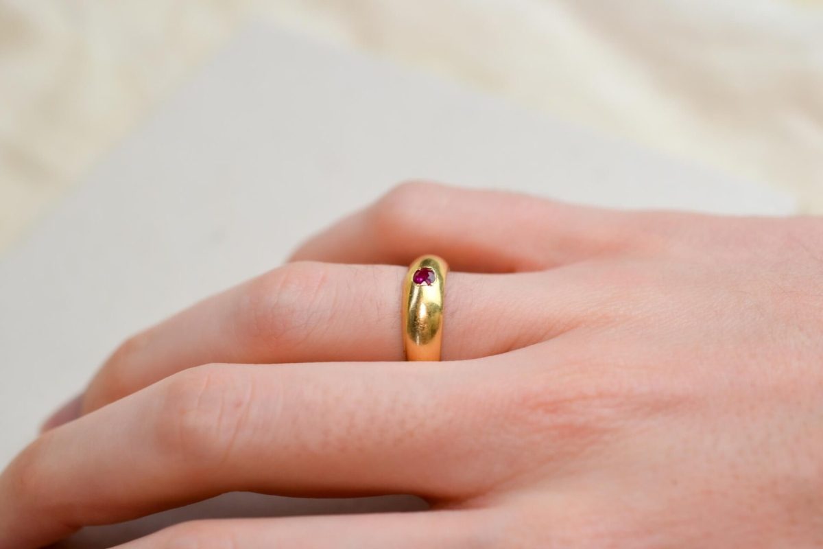 Bague Jonc en Or jaune 18 carats sertie d un rubis rond - bague femme