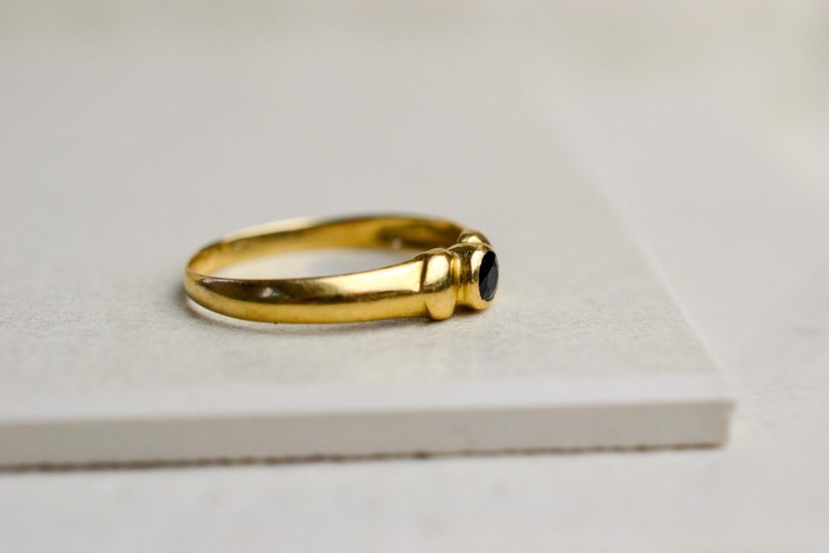 bague en or jaune sertie d un saphir rond epaule d un godron de part et d autre - bague ancienne