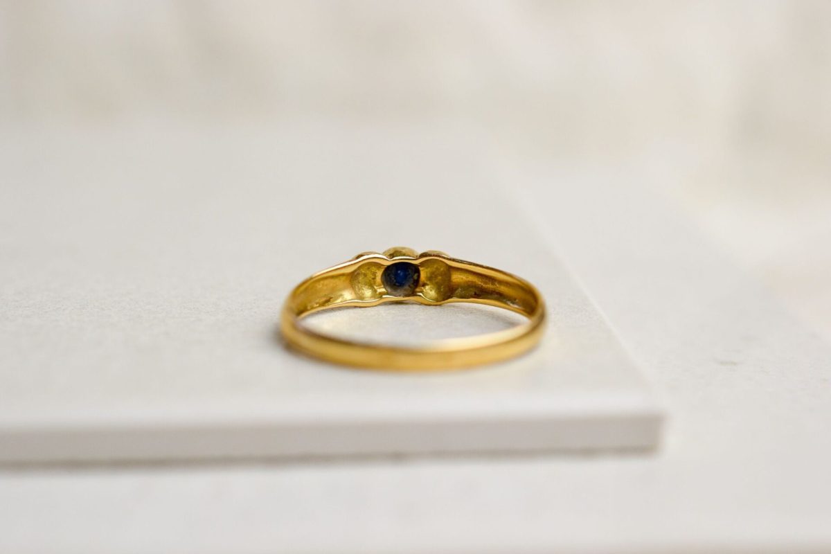 bague en or jaune sertie d un saphir rond epaule d un godron de part et d autre - bague de seconde main