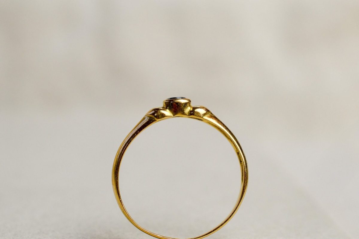 bague en or jaune sertie d un saphir rond epaule d un godron de part et d autre - bague femme
