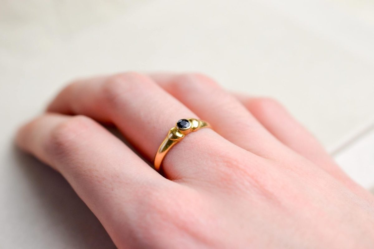 bague en or jaune sertie d un saphir rond epaule d un godron de part et d autre - bague eco responsable