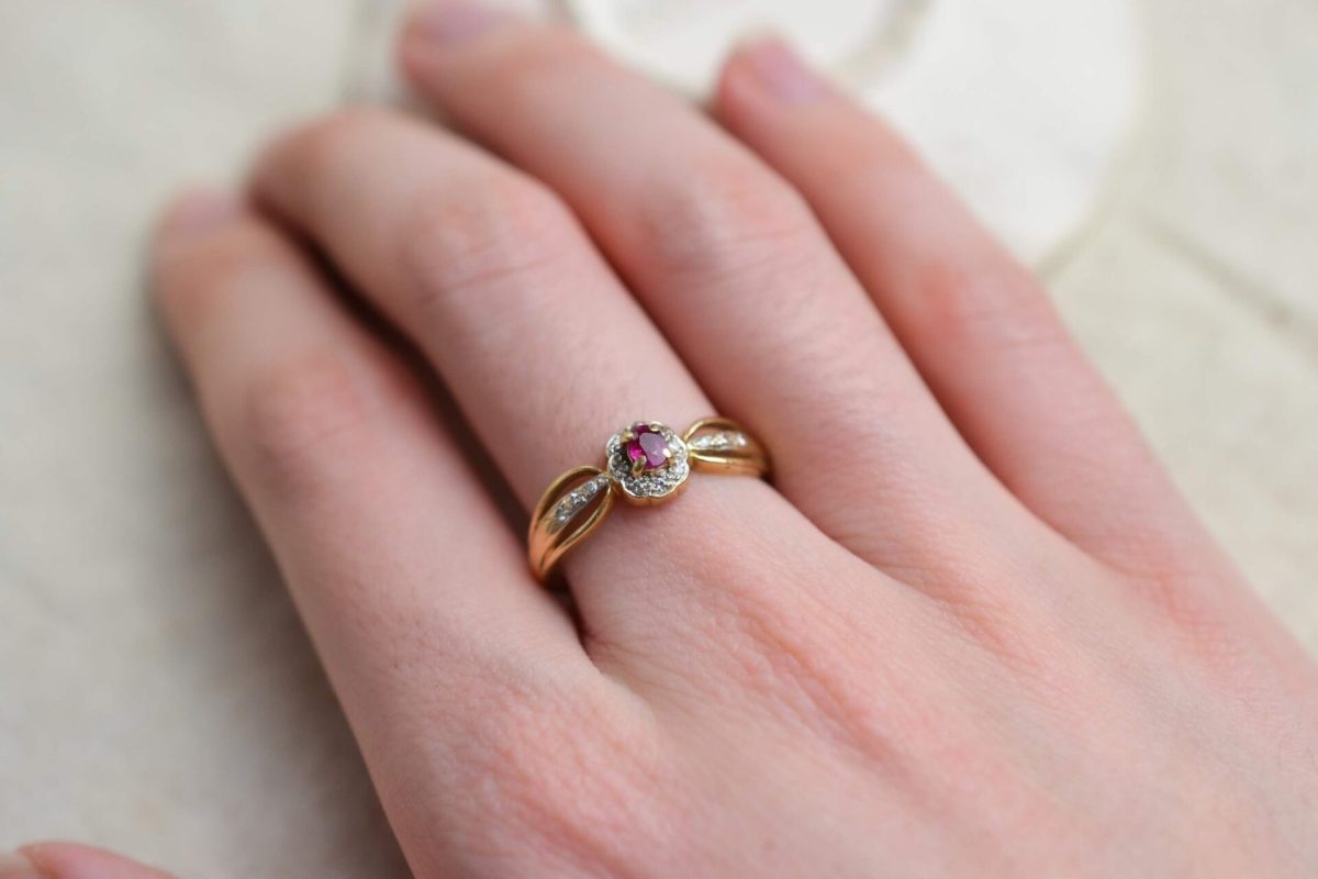 bague en or jaune surmontee d un rubis de taille ovale dans un entourage de petits diamants - bague mariage