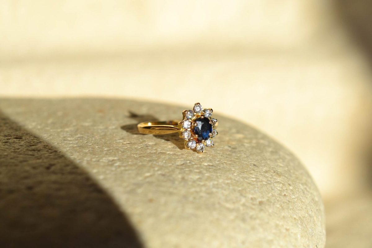 bague marguerite en or jaune sertie d un saphir dans un entourage d oxydes - bague ancienne