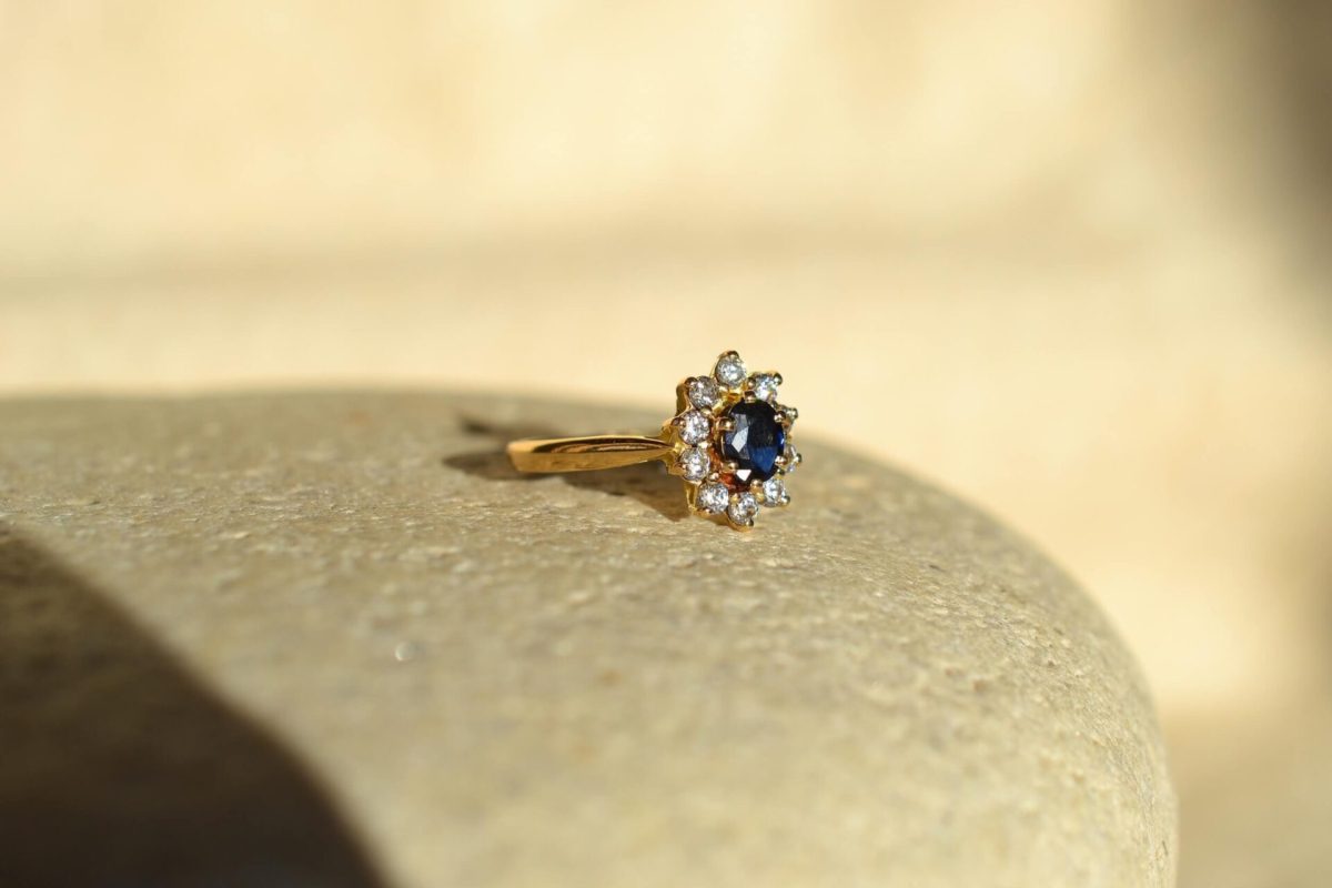bague marguerite en or jaune sertie d un saphir dans un entourage d oxydes - bague vintage