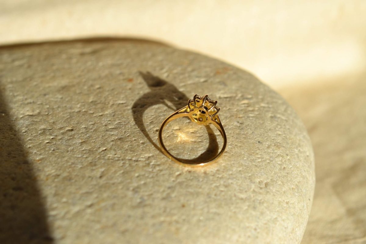 bague marguerite en or jaune sertie d un saphir dans un entourage d oxydes - bague retro