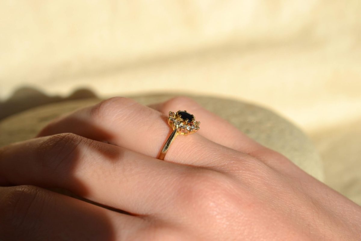 bague marguerite en or jaune sertie d un saphir dans un entourage d oxydes - bague femme