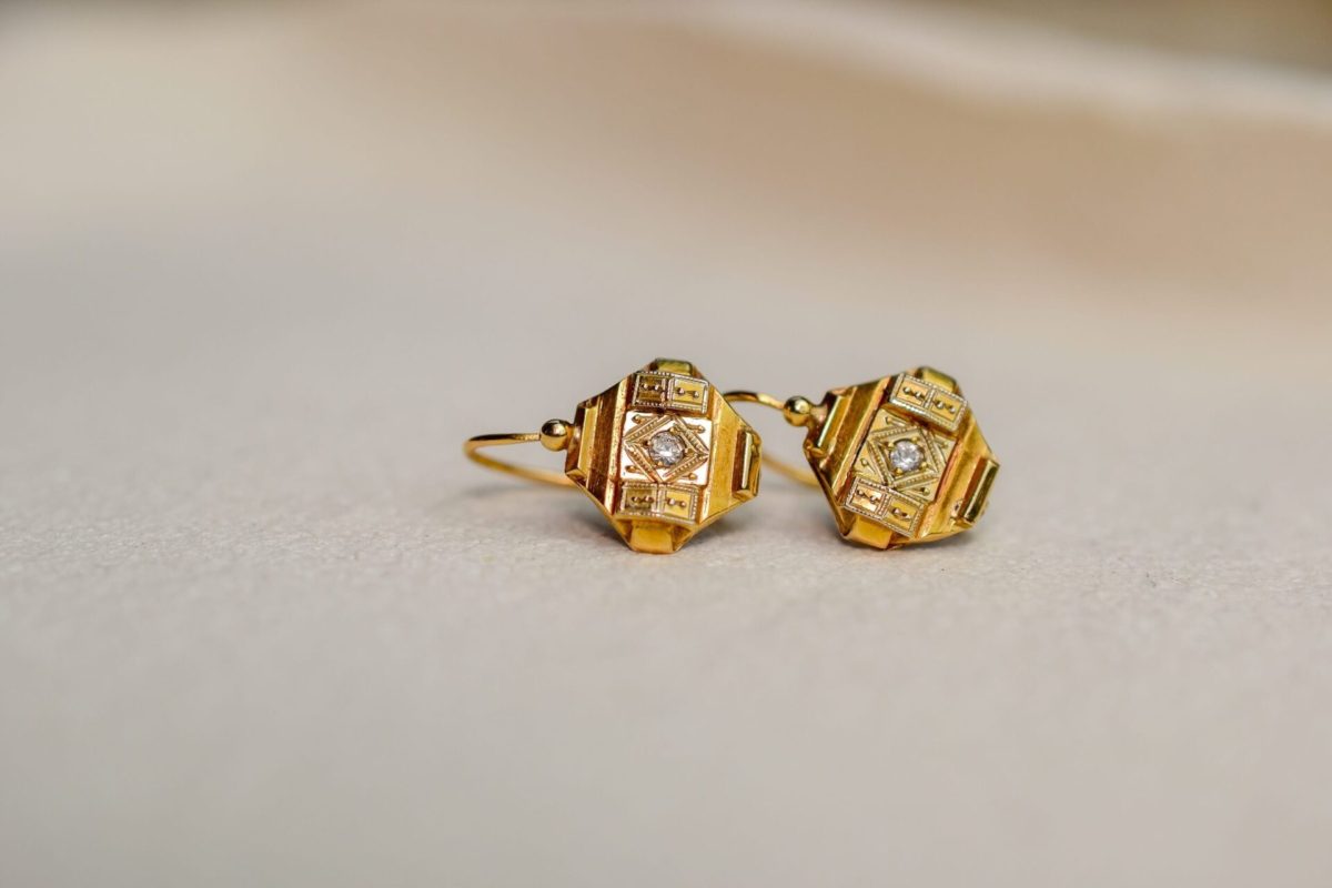 Paire de dormeuses de style Art Deco en Or jaune ornees de deux oxydes - boucles d oreilles anciennes