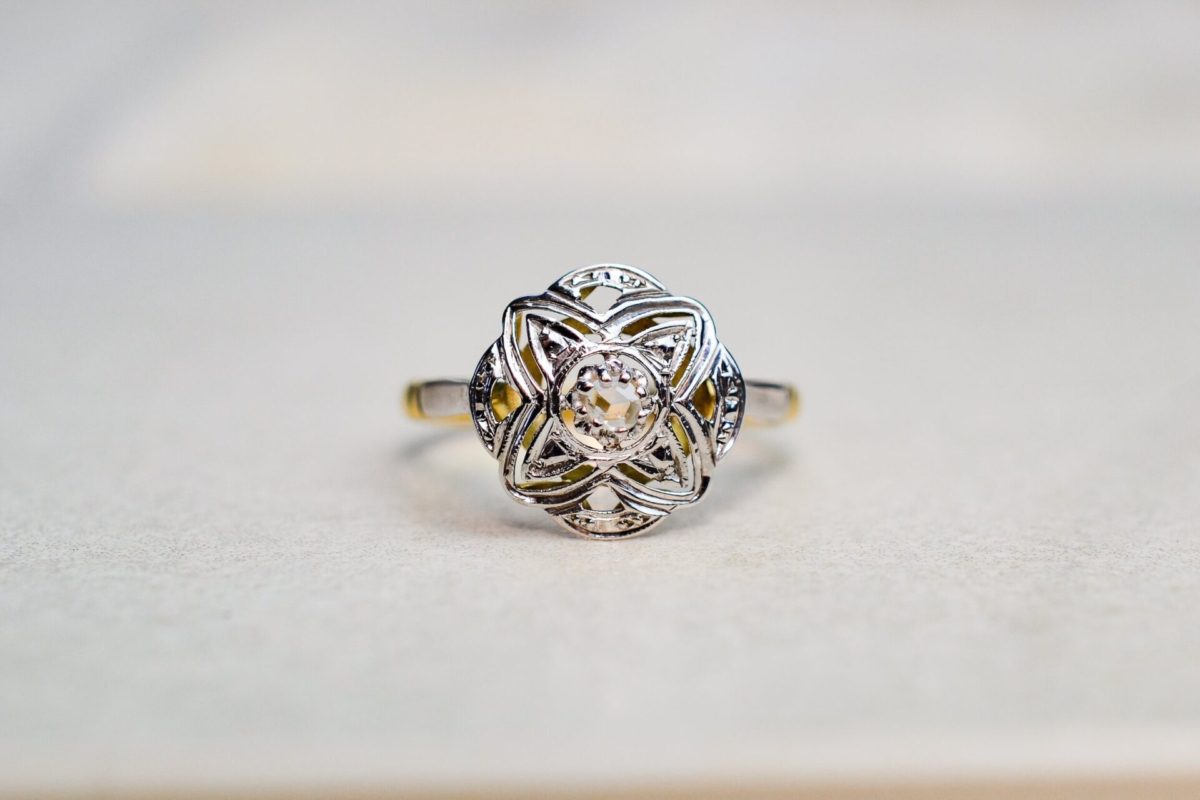 bague style art deco en or deux tons le chaton ouvrage en forme d etoile centre d un diamant taille rose - bague ancienne