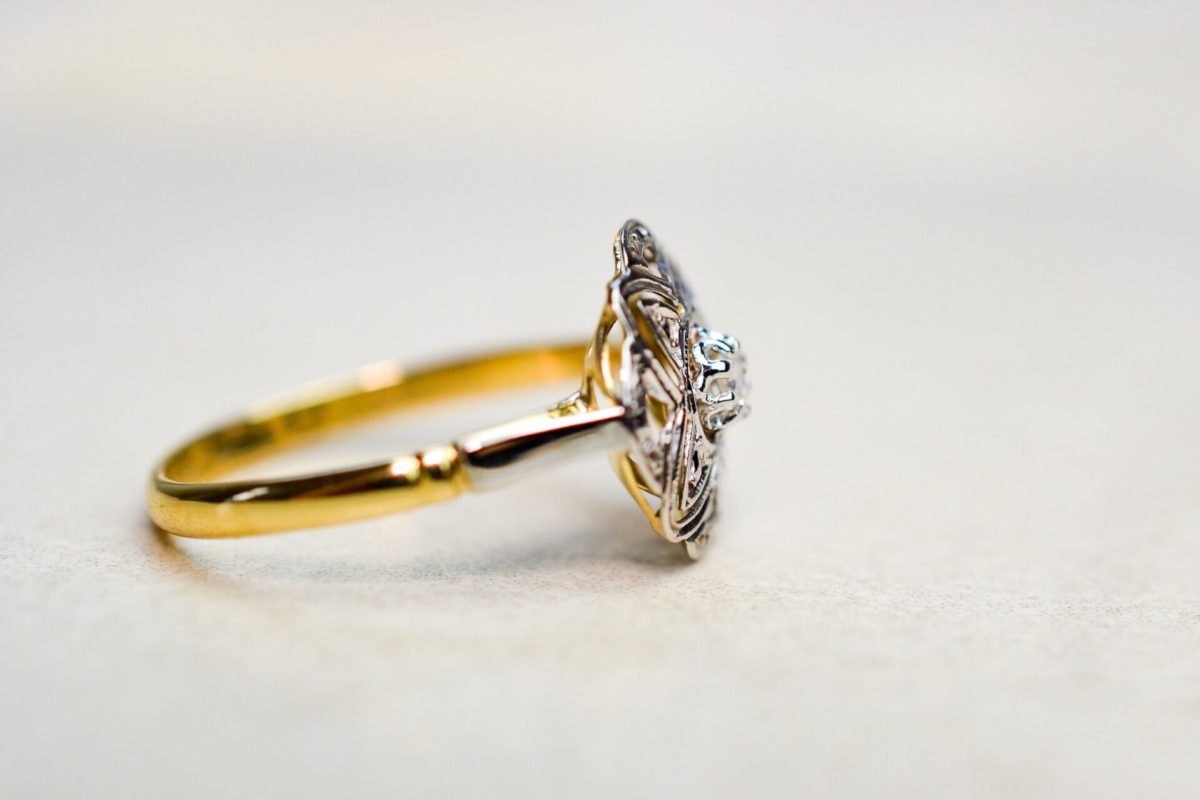 bague style art deco en or deux tons le chaton ouvrage en forme d etoile centre d un diamant taille rose - bague vintage