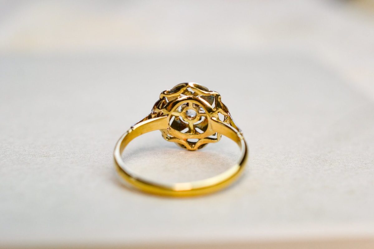 bague style art deco en or deux tons le chaton ouvrage en forme d etoile centre d un diamant taille rose - bague de seconde main