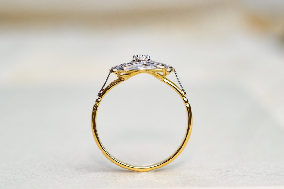 bague style art deco en or deux tons le chaton ouvrage en forme d etoile centre d un diamant taille rose - bague eco responsable