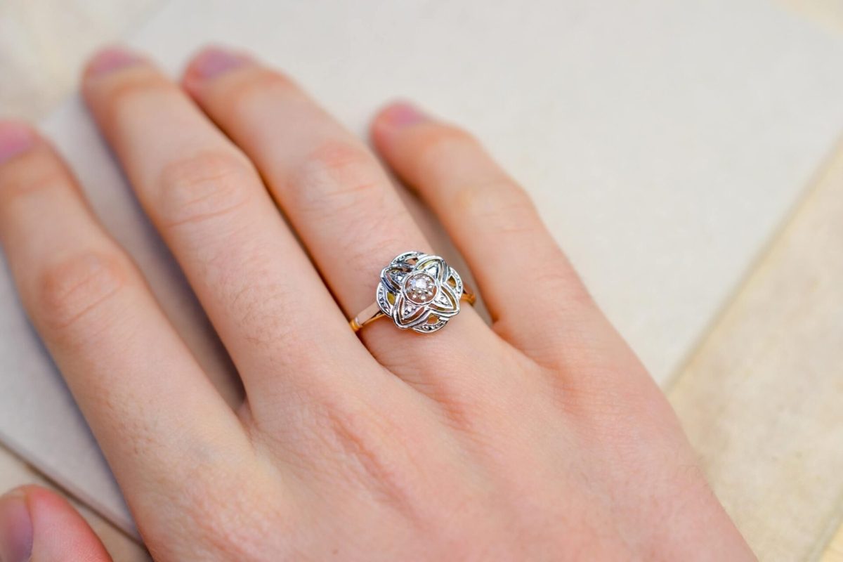 bague style art deco en or deux tons le chaton ouvrage en forme d etoile centre d un diamant taille rose - bague femme