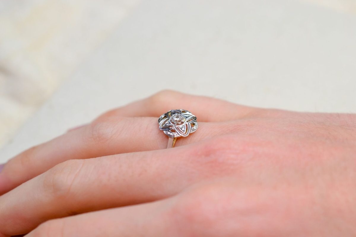 bague style art deco en or deux tons le chaton ouvrage en forme d etoile centre d un diamant taille rose - bague de fiancailles