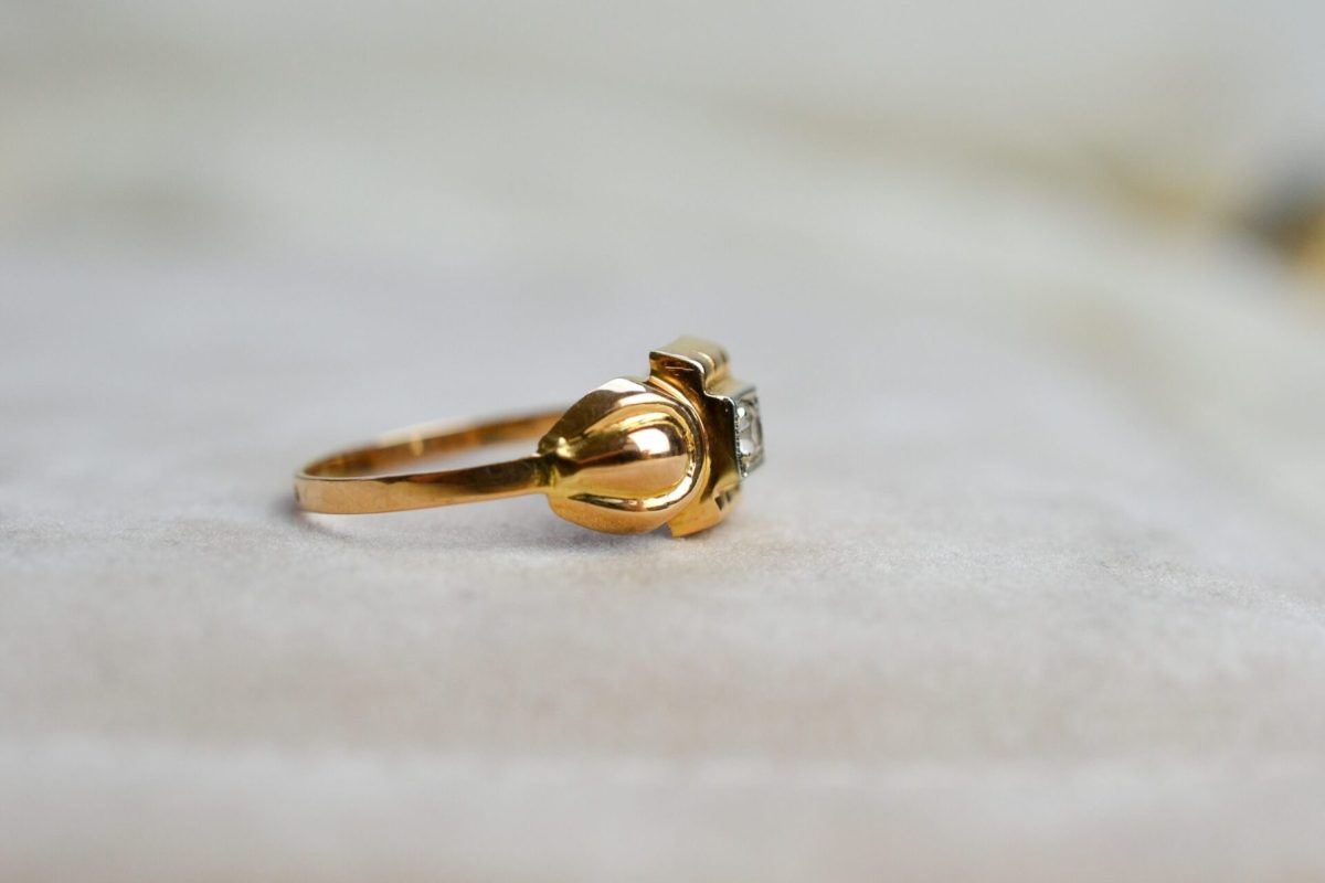 bague tank en or jaune ornee au centre d un oxyde - bague vintage