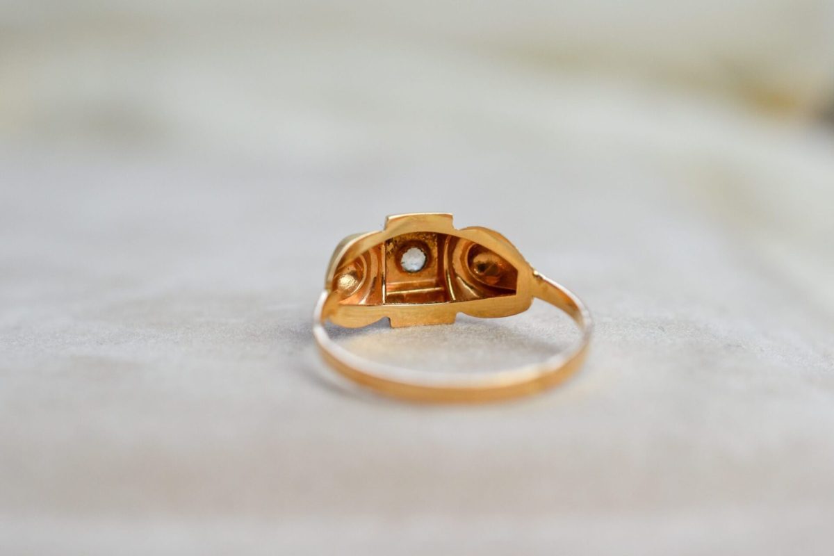 bague tank en or jaune ornee au centre d un oxyde - bague de seconde main