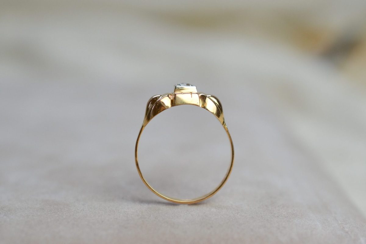 bague tank en or jaune ornee au centre d un oxyde - bague femme