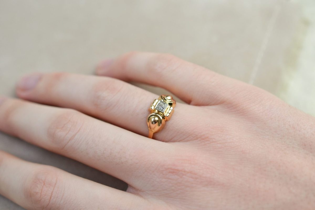 bague tank en or jaune ornee au centre d un oxyde - bague eco responsable