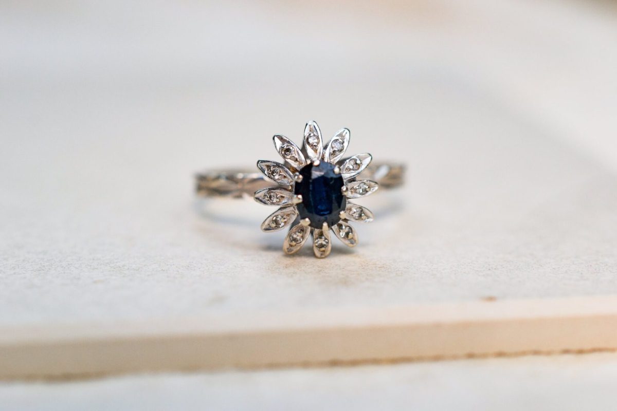 bague marguerite en or blanc sertie d un saphir et de diamants - bague ancienne