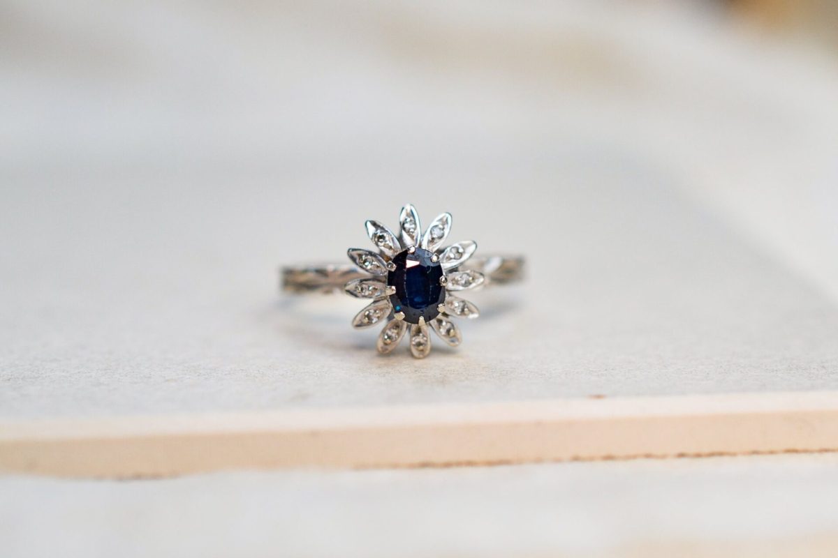 bague marguerite en or blanc sertie d un saphir et de diamants - bague vintage