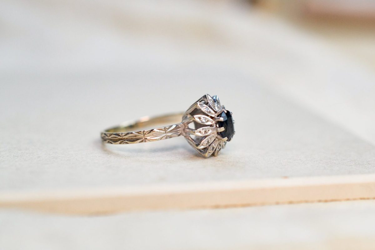 bague marguerite en or blanc sertie d un saphir et de diamants - bague de seconde main