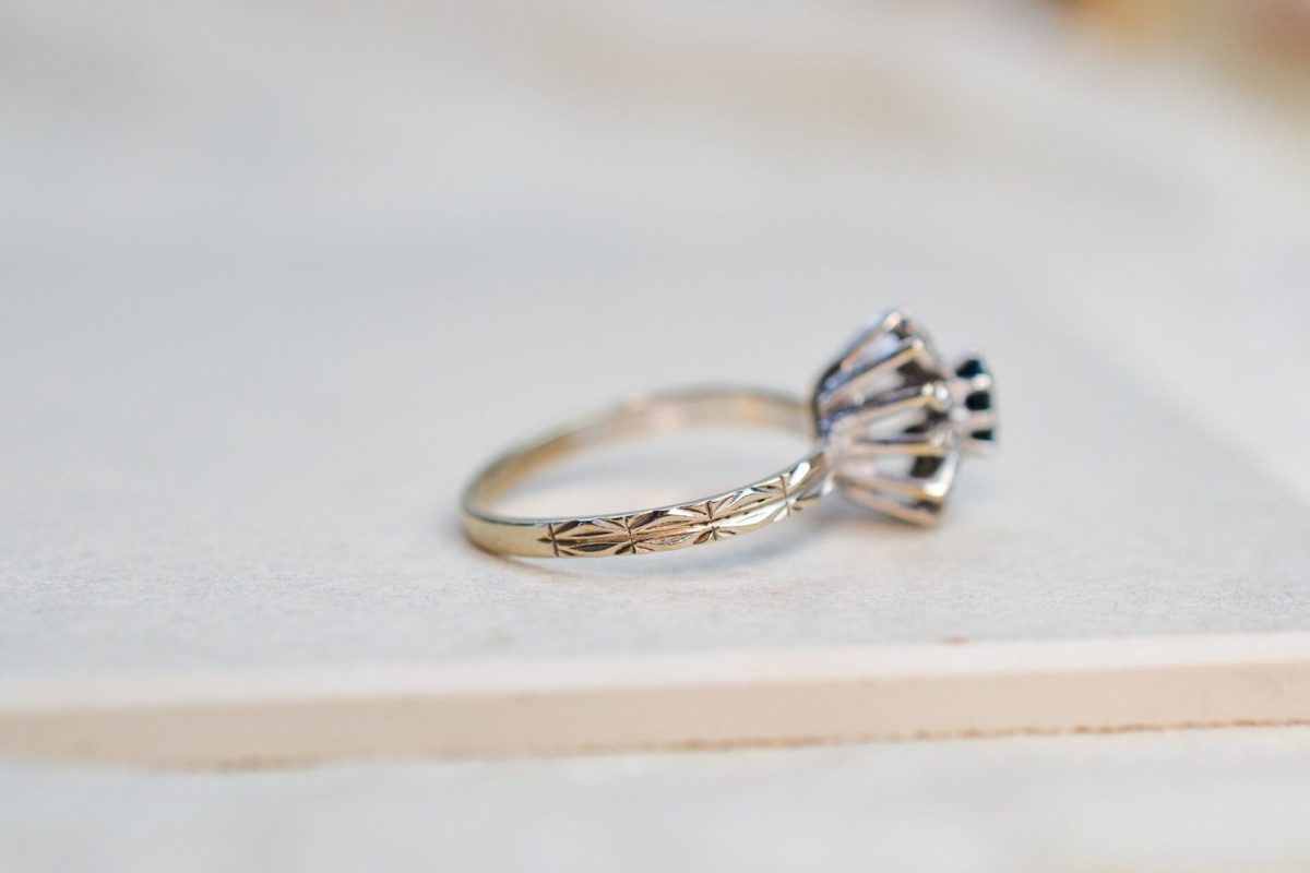 bague marguerite en or blanc sertie d un saphir et de diamants - bague de fiancailles