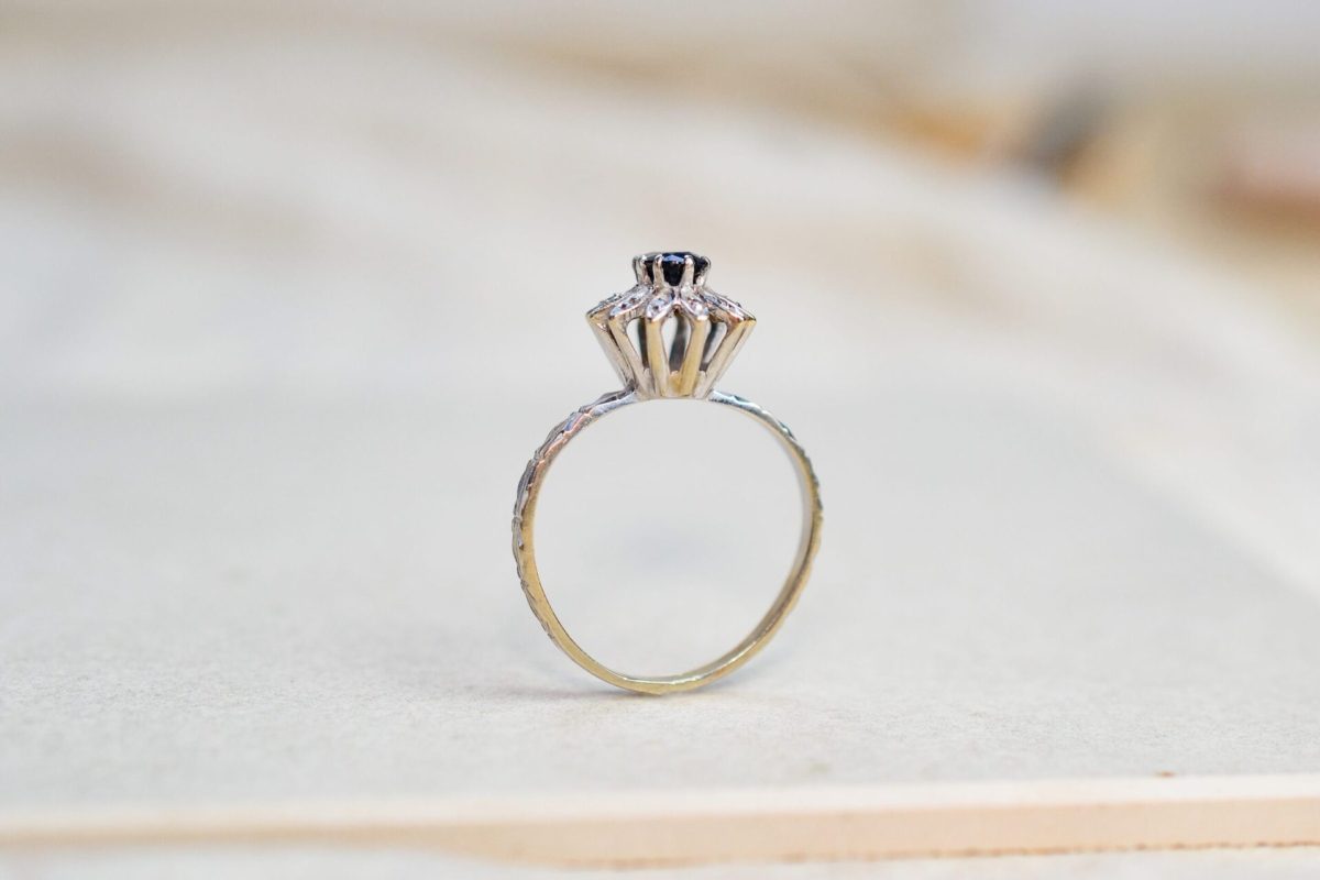bague marguerite en or blanc sertie d un saphir et de diamants - bague mariage