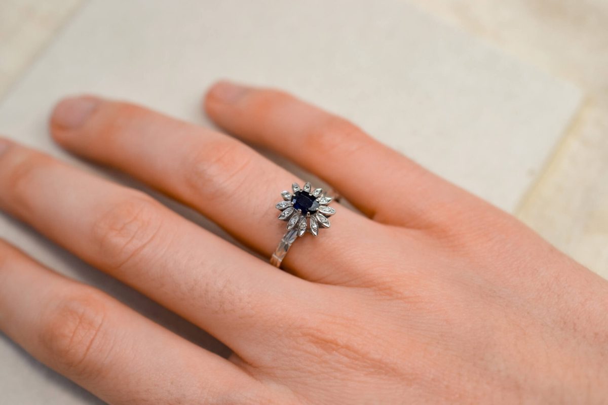 bague marguerite en or blanc sertie d un saphir et de diamants - bague retro