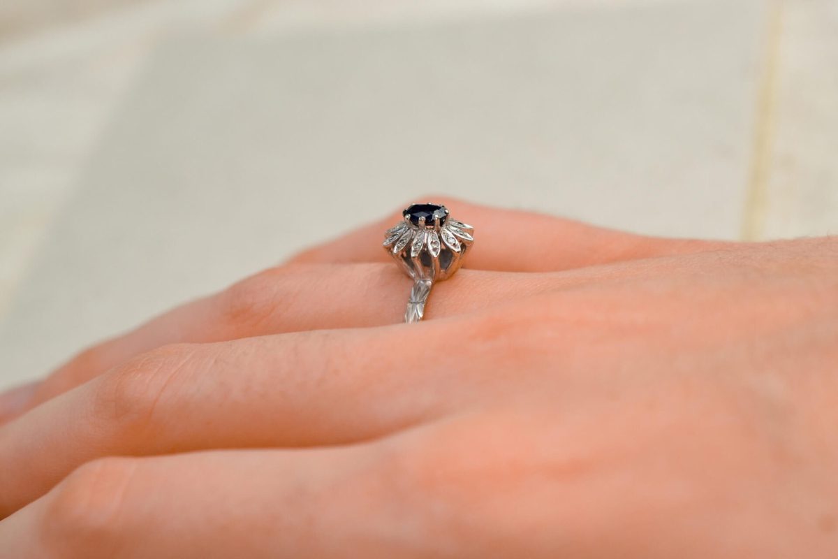 bague marguerite en or blanc sertie d un saphir et de diamants - bague femme