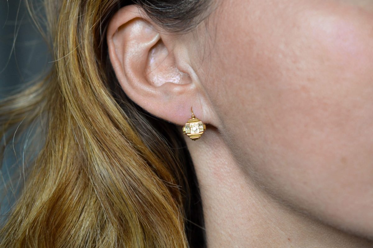 Paire de dormeuses de style Art Deco en Or jaune ornees de deux oxydes - boucles d oreilles femme