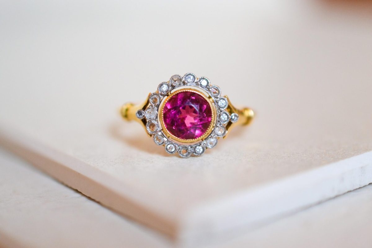 bague fleur en or jaune ornee d une tourmaline en serti clos dans un entourage de diamants taille en rose - bague ancienne